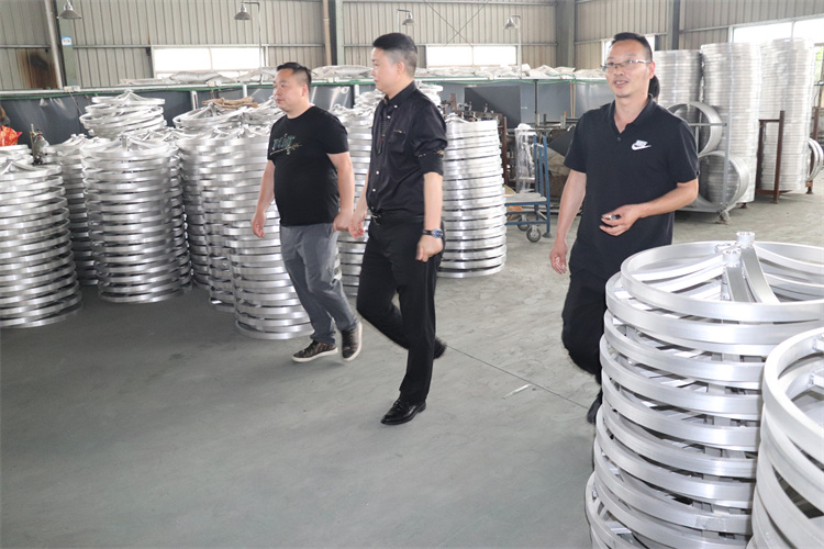 Sếp kiểm tra xưởng sản xuất đồ nội thất