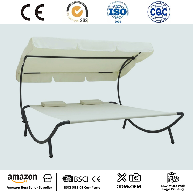 Giường trong sảnh có mái che